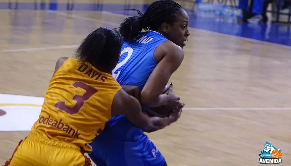 Elonu aguanta el balón ante la presión de Davis.