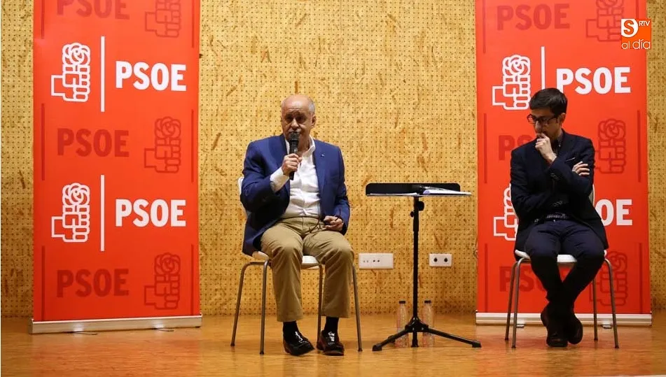 Merchán se dirige al auditorio durante un momento de la charla. Fotos: Alberto Martín