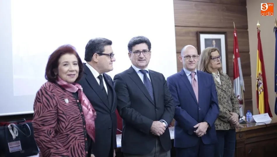 Efrem Yildiz Sadak, vicerrector de Relaciones Internacionales; Carlos Ramiro Ruiz Moreno, presidente de la RIPOD; y Jorge Fernández Ruiz, presidente honorario vitalicio de la Red Mexicana y la Red de Posgrado en Derecho. Foto de Alejandro López