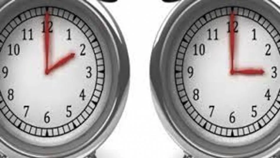 En la madrugada del domingo, a las dos serán las tres