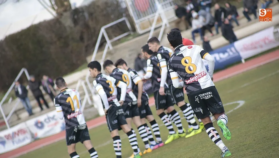 Los jugadores de Unionistas saltan al campo en el último partido en casa.