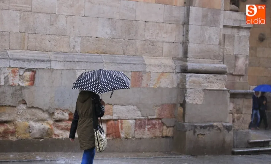 El paraguas seguirá siendo necesario la próxima semana. Foto: Alberto Martín