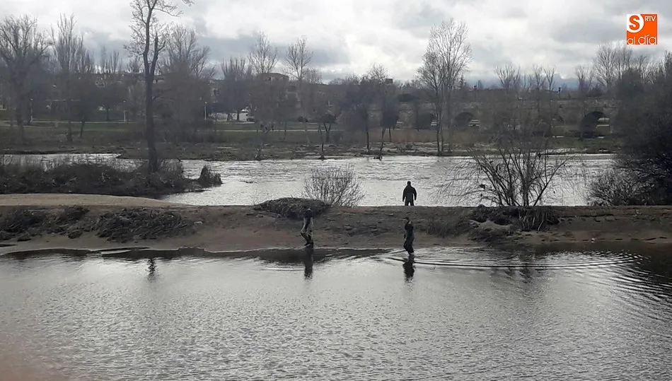 el descenso del caudal facilita la búsqueda del joven Gabril Mansilla desaparecido el pasado día 12 / FOTOS: JOSÉ IGNACIO HERNÁNDEZ