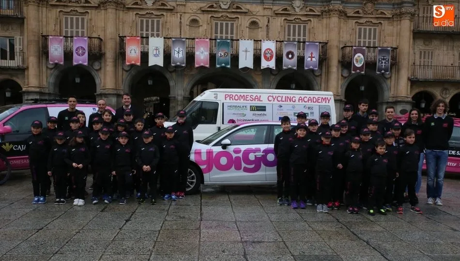Los jóvenes corredores, junto a sus monitores, durante la presentación. Fotos: Alberto Martín