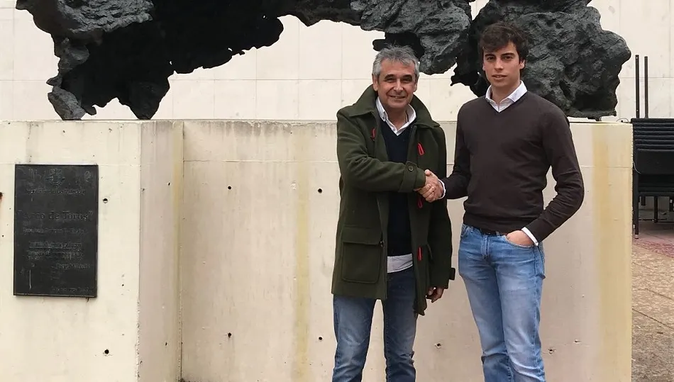 Manrique y Marcos sellan su relación de apoderamiento con un apretón de manos.E