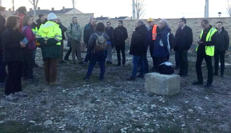Visitantes de países europeos en la cantera histórica de Villamayor
