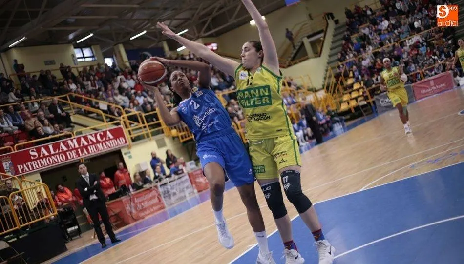 Elonu entra a canasta en un partido en Würzburg.