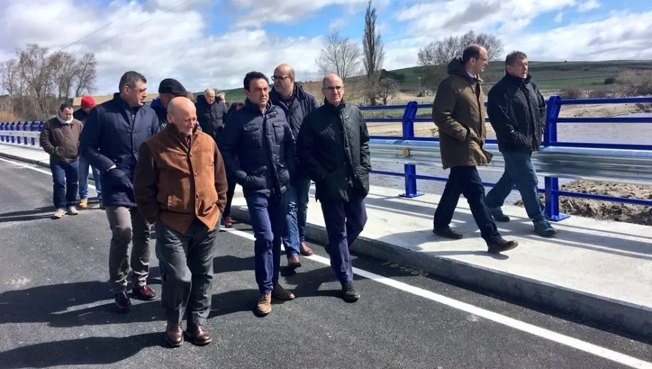 El presidente de la Diputación de Salamanca, Javier Iglesias, y el alcalde de Tordillos, Ángel Luis Alonso, en la visita al nuevo puente