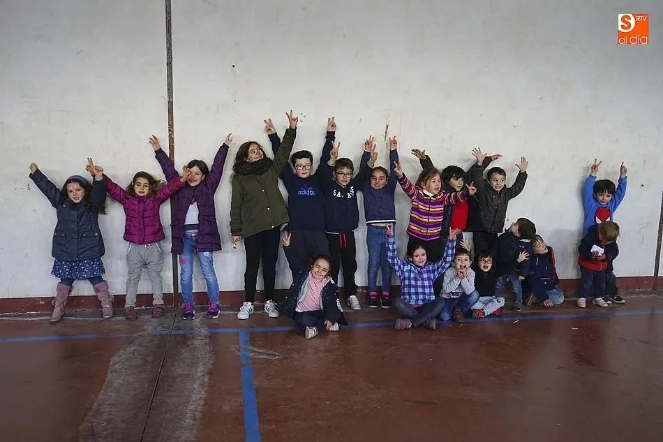 Los más pequeños disfrutaron de talleres y juegos durante la mañana en el pabellón del CRA Los Jarales