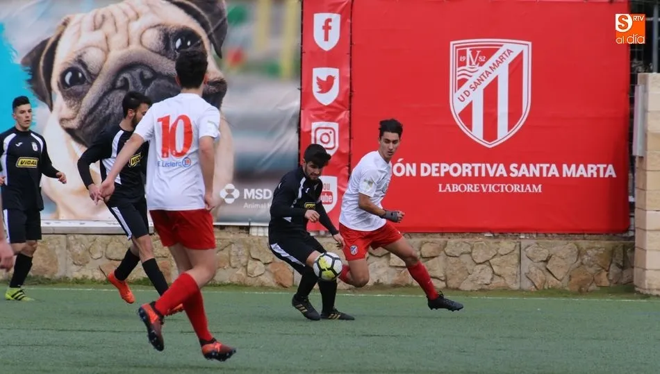 Un jugador del Peña rectifica ante la presión de un rival tormesino. Fotos: Alberto Martín