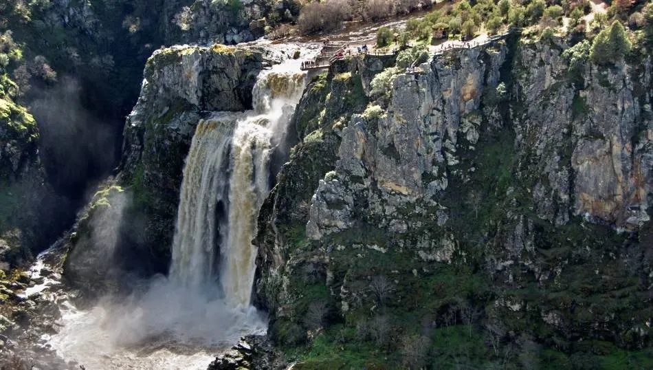 El Pozo de los Humos, cada día más exuberante de belleza conforme persisten las lluvias  
