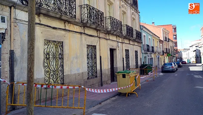 La Policía Local acordonaba este sábado el perímetro de un histórico inmueble de la calle Nuestra Señora
