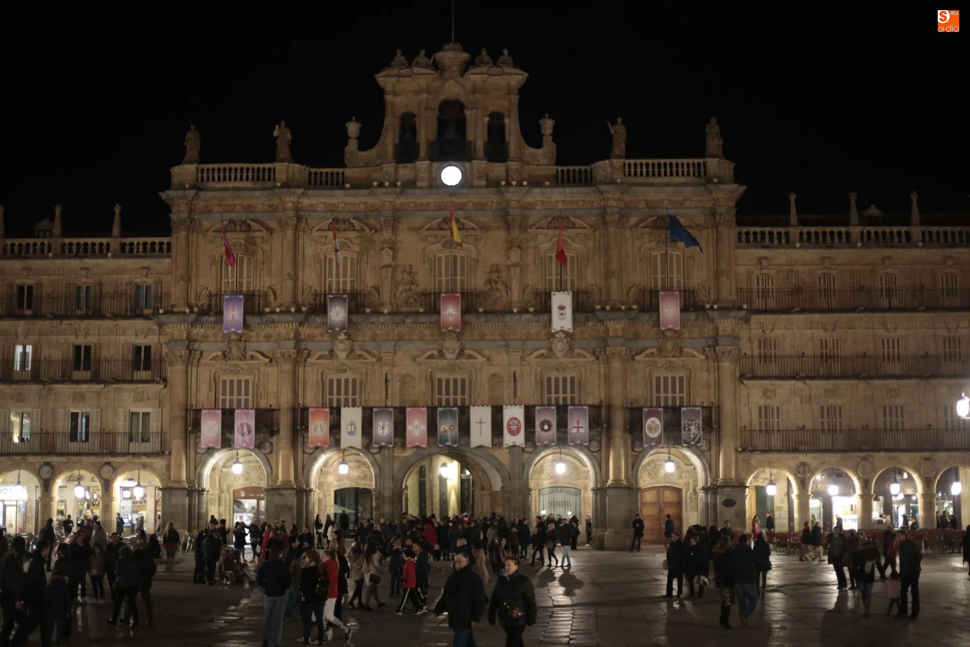 La fachada de la Plaza Mayor sin su habitual iluminación / Foto: Alejandro López