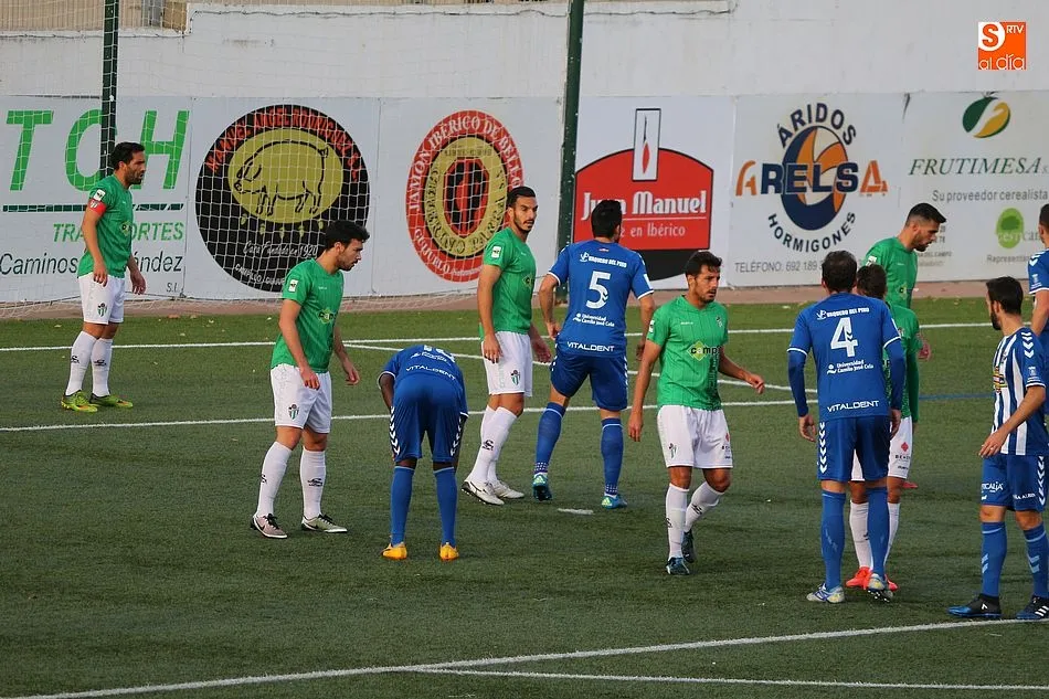 El Guijuelo defiende ante el Talavera en el partido de ida