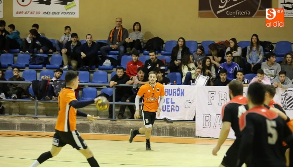 Una acción del partido ante el Santoña en el Río Tormes.