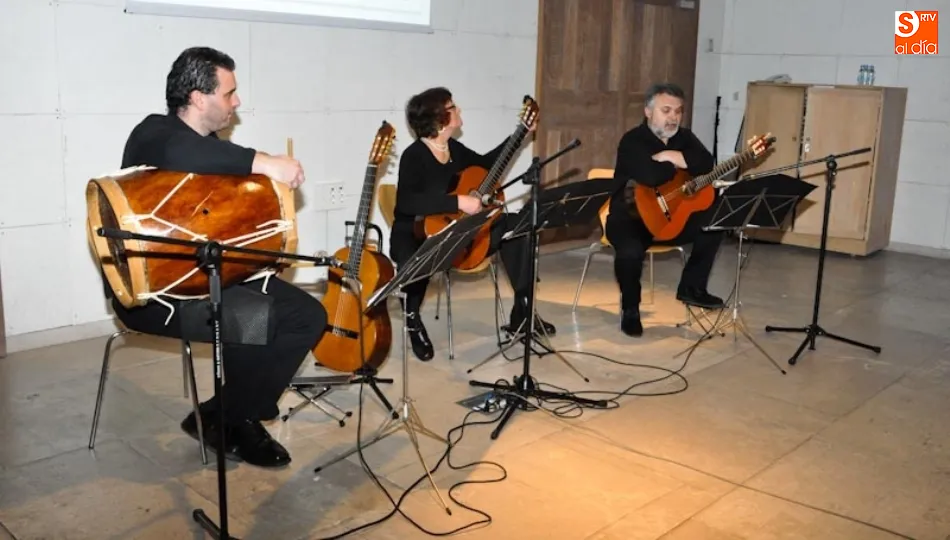 Trío Son del Sur, integrado por Marcelino Montero, Juan José Pazos y Marta Rosalía Norese