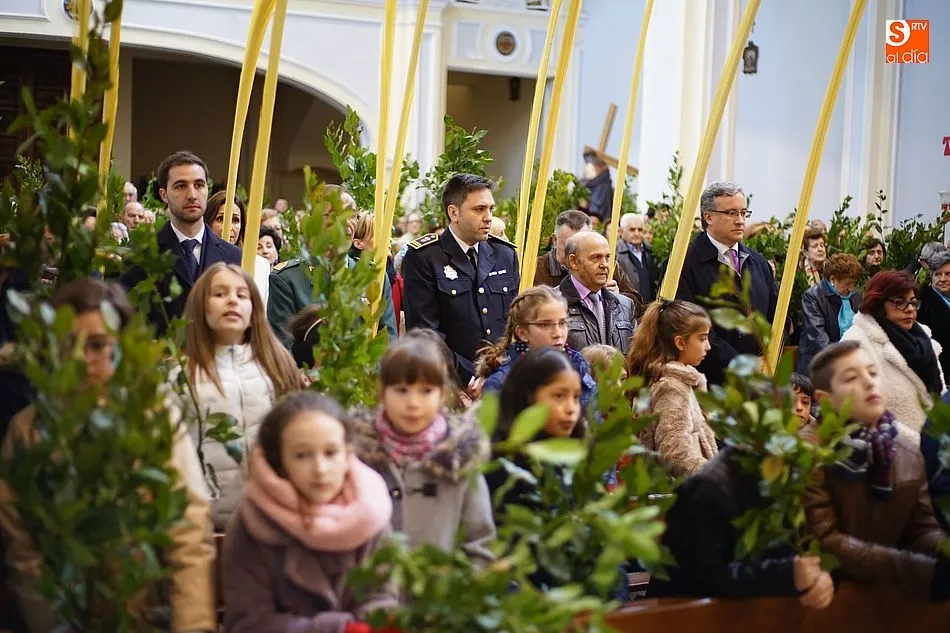 La iglesia de Guijuelo se llenó por completo de fieles en la misa del Domingo de Ramos
