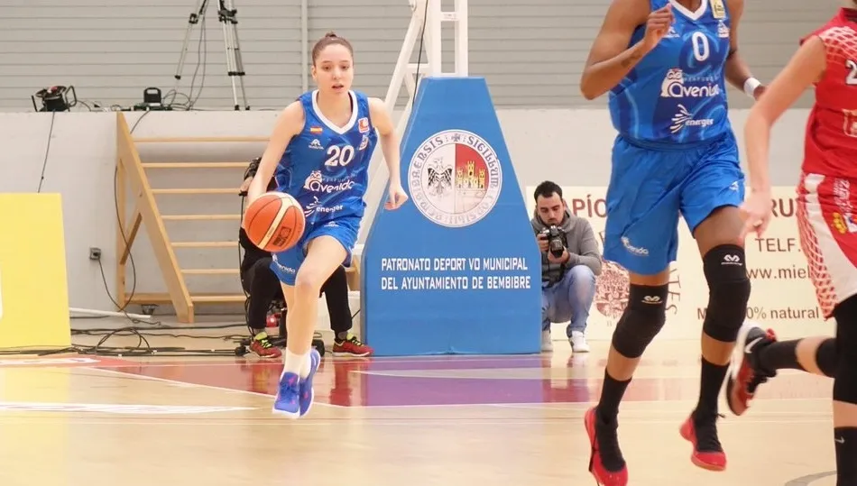 Alba Pedrosa, que hoy debutaba con el primer equipo, en acción. Perfumerías Avenida twitter