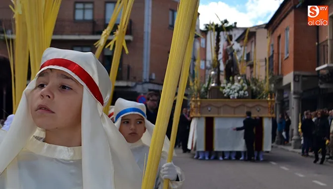 Cientos de personas acompañaron a Jesús en la Borriquilla y los pequeños que este año tomaran la Primera Comunión durante la procesión del Domingo de Ramos