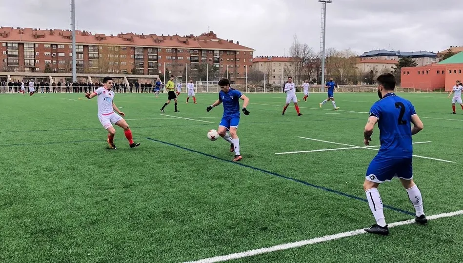 Amaro intenta avanzar con el balón ante un rival. Foto: CF Salmantino UDS
