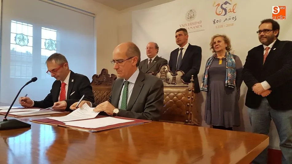 Firma del protocolo entre el rector, Ricardo Rivero, y el presidente de la Diputación, Javier Iglesias