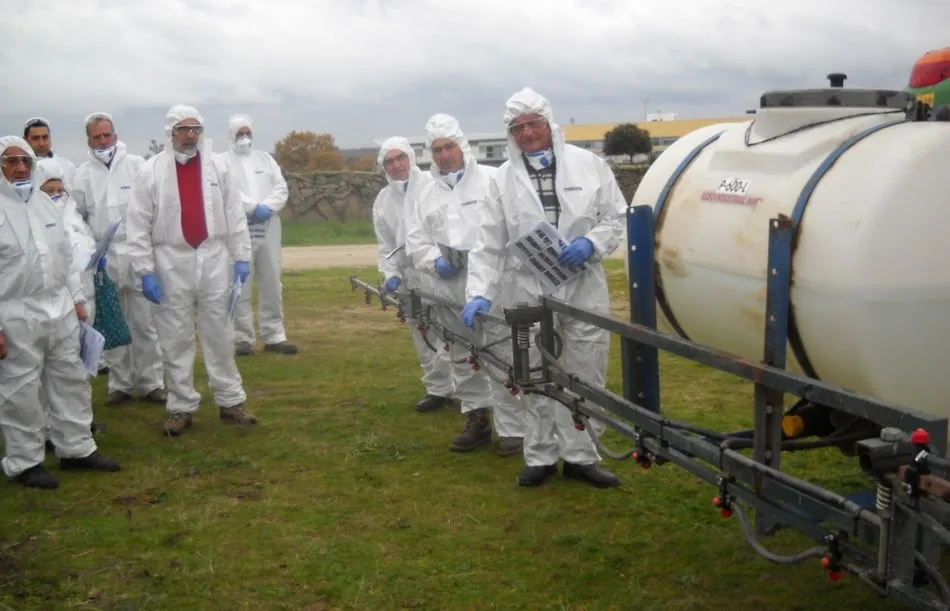Alumnos de Villar del Buey durante una de las clases prácticas del curso básico