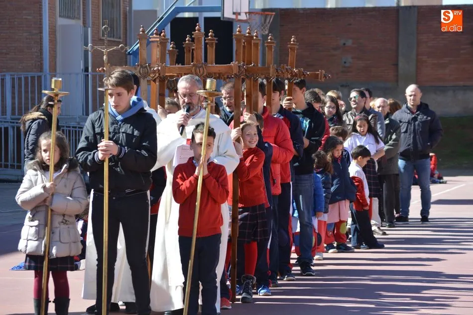 Los alumnos del Colegio Padres Trinitarios recorren el Vía Crucis