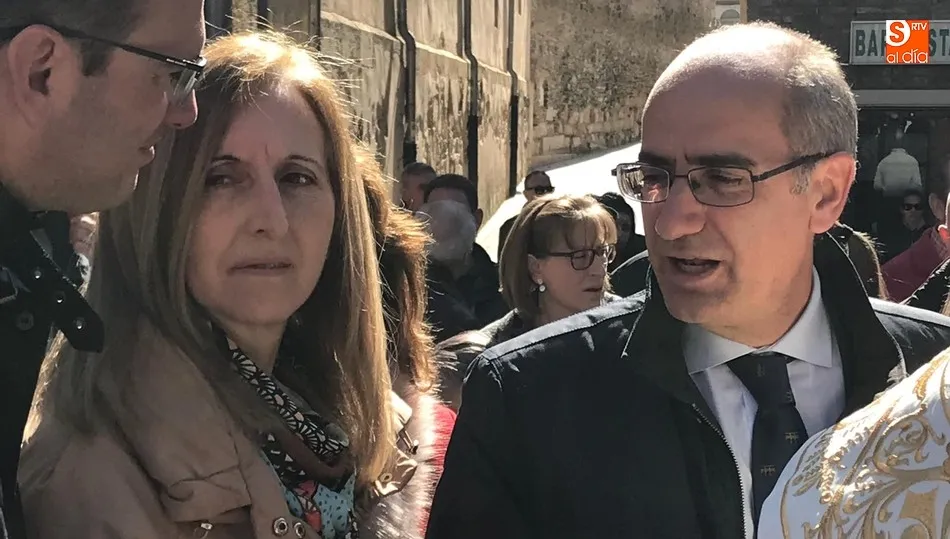 Javier Iglesias estuvo acompañado en Alba de Tormes de la portavoz del PP, Concepción Miguélez