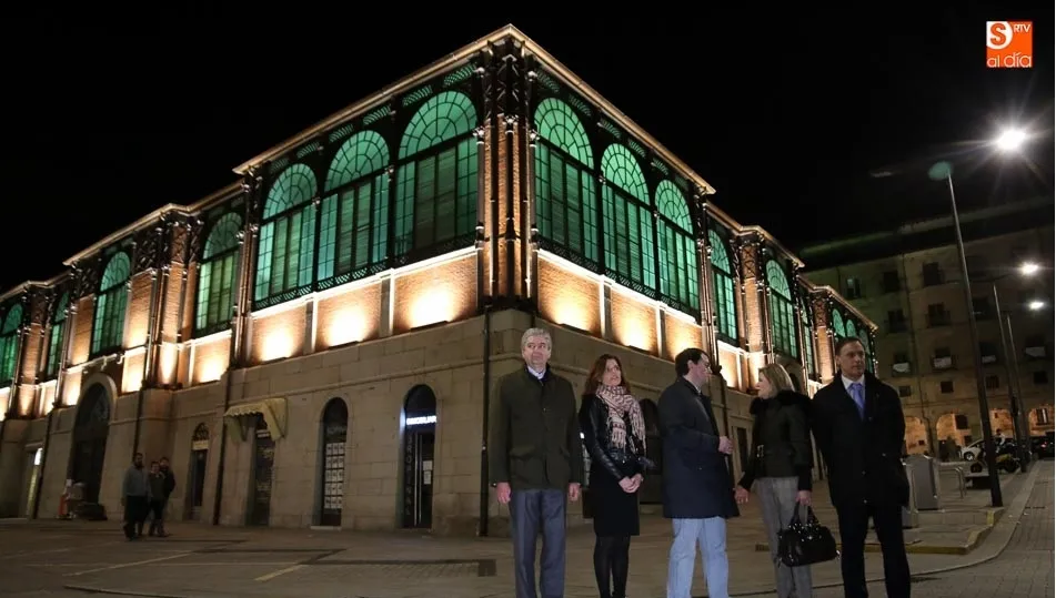 El Mercado Central de Abastos iluminado / Foto: Alberto Martín