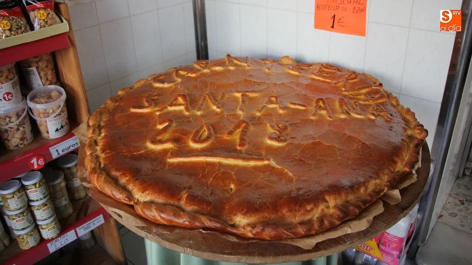 El reparto por Pascua de un trozo de empanada entre los clientes se ha convertido en una tradición 13 años después