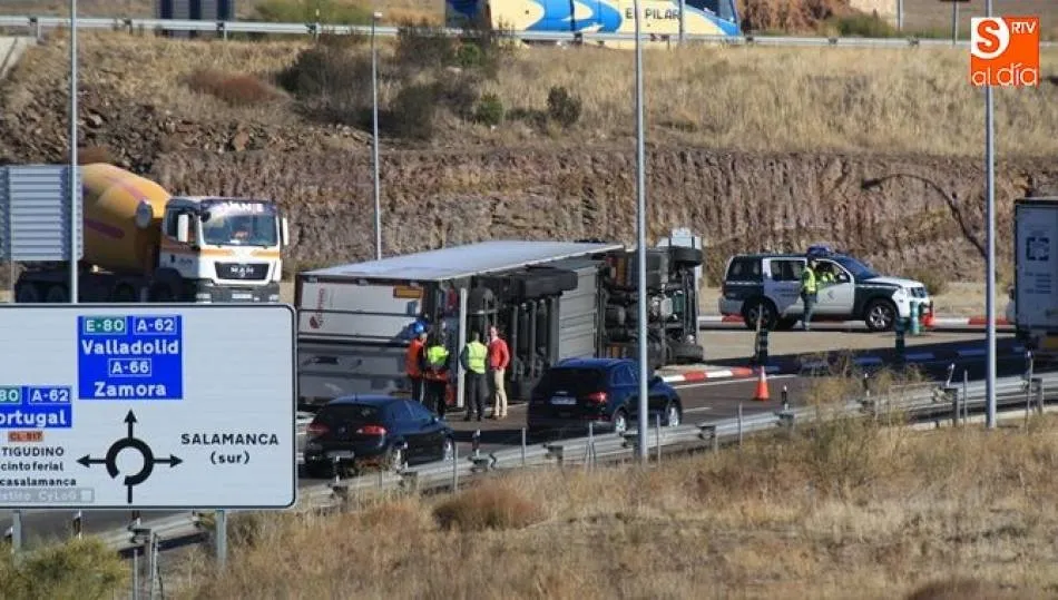 Vuelco de un camión en la rotonda de Buenos Aires, que tuvo lugar en noviembre. Foto de Alberto Martín