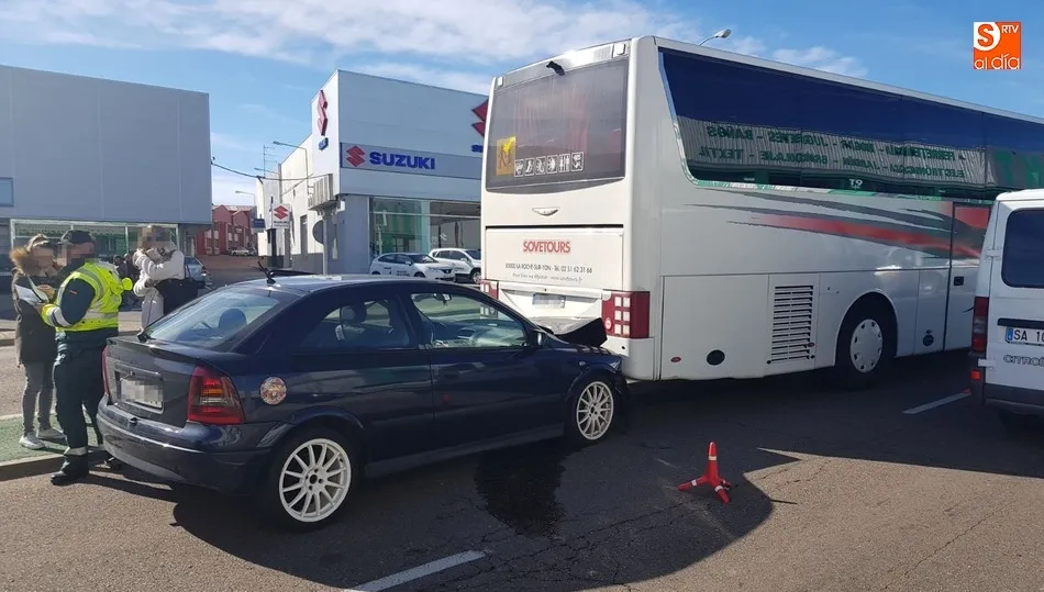El accidente se saldaba afortunadamente sin heridos / MARTA SILVA Y ÁNGEL MERINO