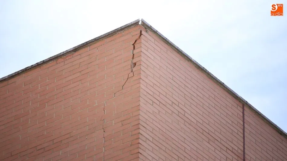 Imagen de la grieta en una de las esquinas del edificio. Foto: Alberto Martín