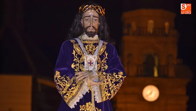 Cientos de personas participaban en la procesión de la Penitencia durante la madrugada del Miércoles Santo