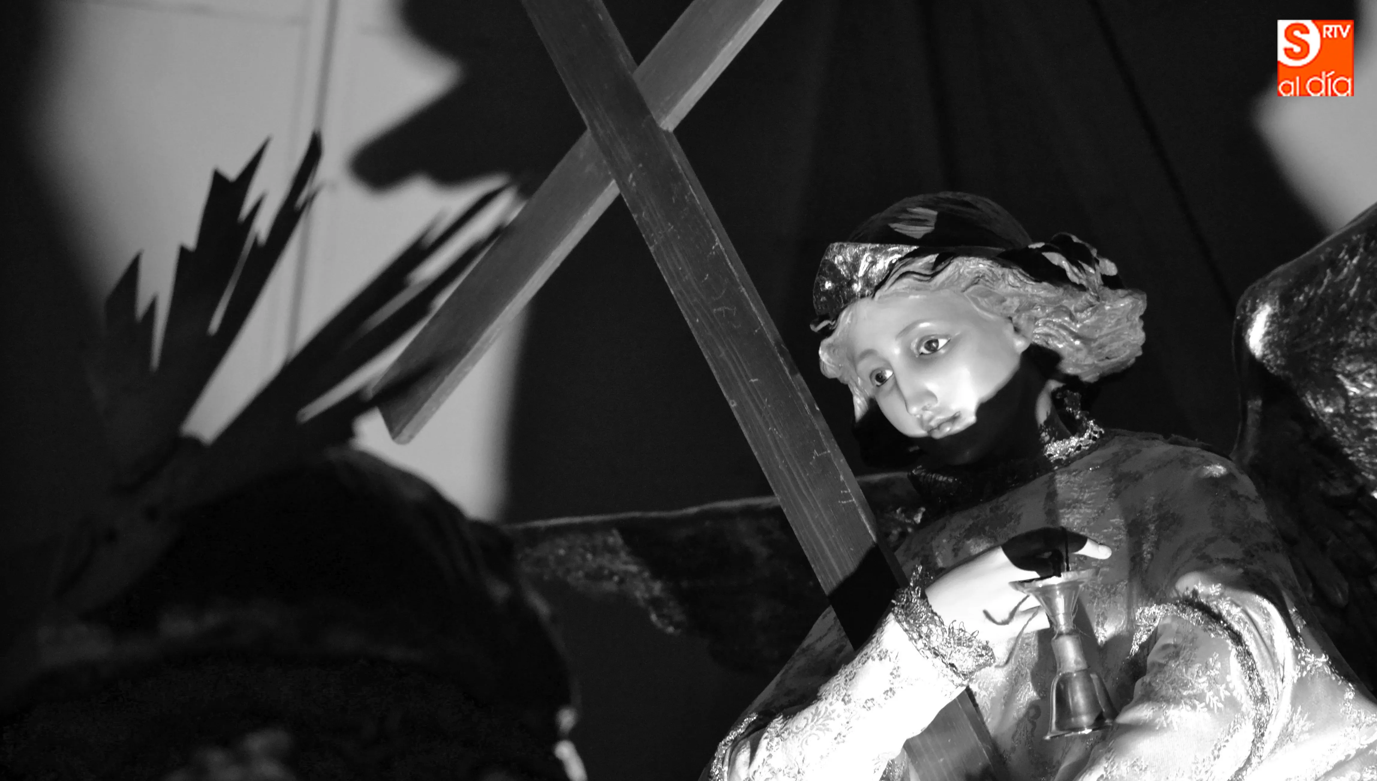 fieles y visitantes se agolparon en la Plaza de España para vivir la histórica procesión del Encuentro