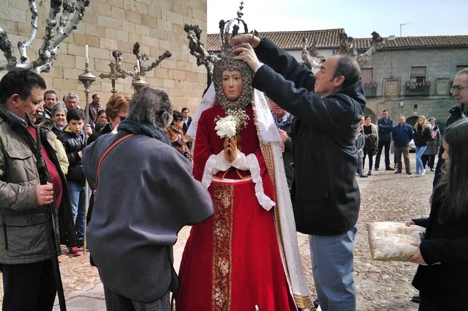 La Virgen María, con el manto blanco y la corona de plata