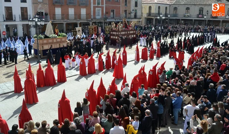 La plaza de la Constitución se llenaba de vecinos y visitantes para vivir la conocida procesión del Resucitado