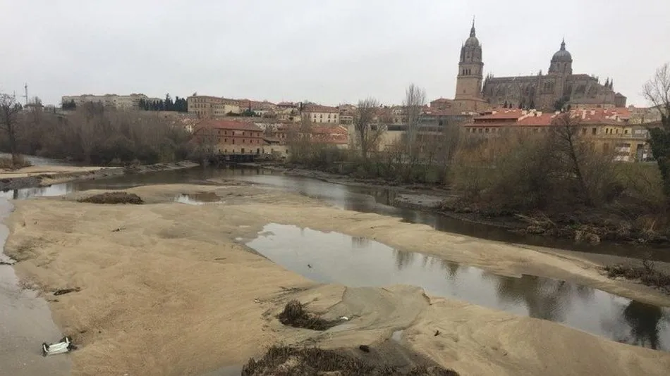 Estado que presenta el lecho del río tras el descenso del nivel de las aguas / FOTO: CAMPAÑA CHANGE ORG