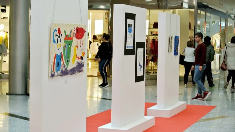 Exposición en el Centro Comercial El Tormes por el Día Mundial de Concienciación sobre el Autismo