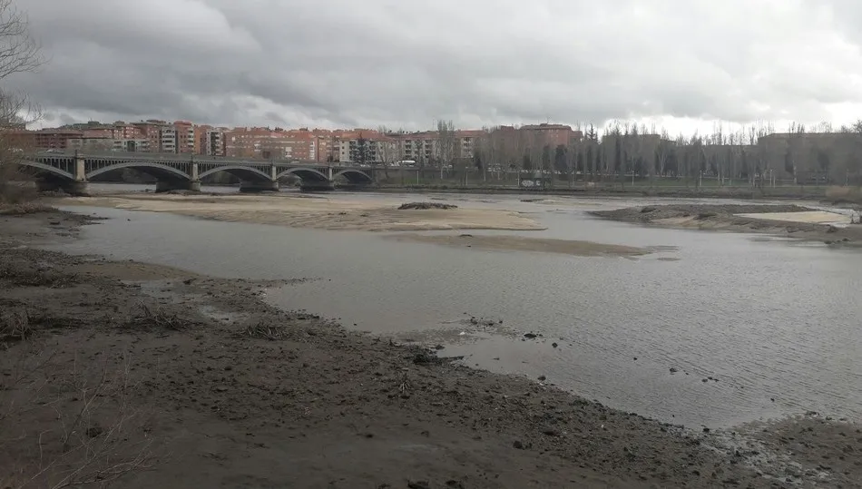 Río Tormes al descubierto debido al descenso del caudal