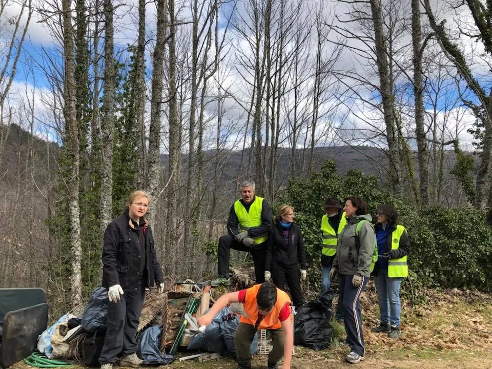 Voluntarios de todas las edades acudieron a la segunda jornada de limpieza en Mogarraz. Fotos: Ayto. Mogarraz