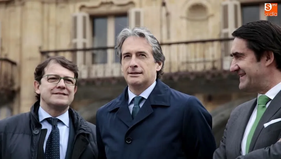 El ministro de Fomento, Íñigo de la Serna, entre el alcalde y el consejero de Fomento y Medio Ambiente