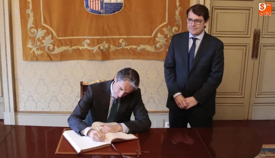 El ministro de Fomento, Íñigo de la Serna, en el momento de la firma en el Libro de Oro de la Ciudad. Foto de Alejandro López