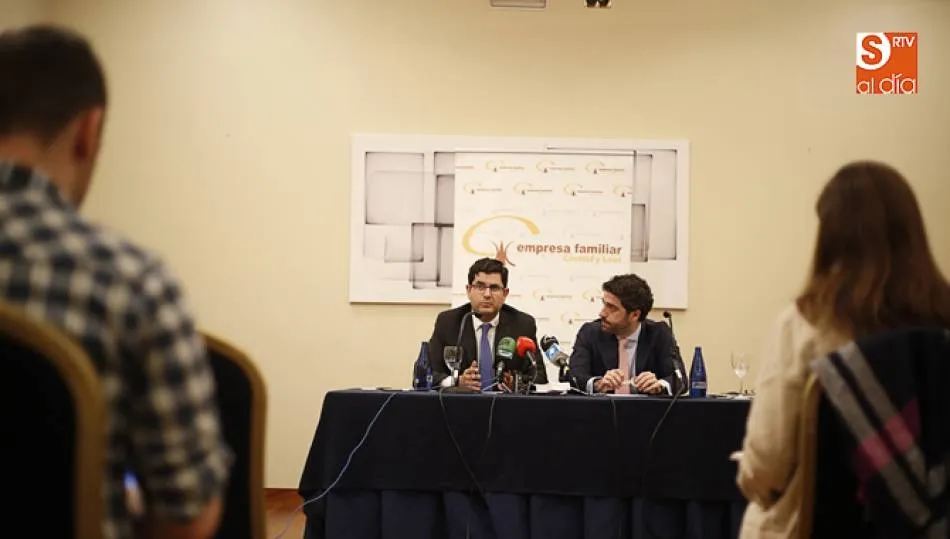 El presidente de EFCL, César Pontvianne, y el director, Eduardo Estévez (izq.). Foto de Alejandro López