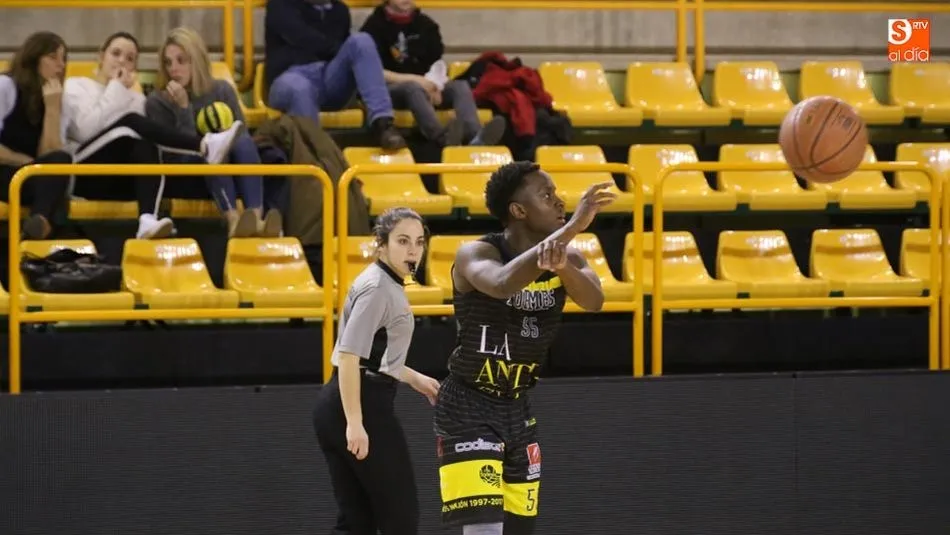Jugada de un partido del Quesería La Antigua CB Tormes esta temporada.