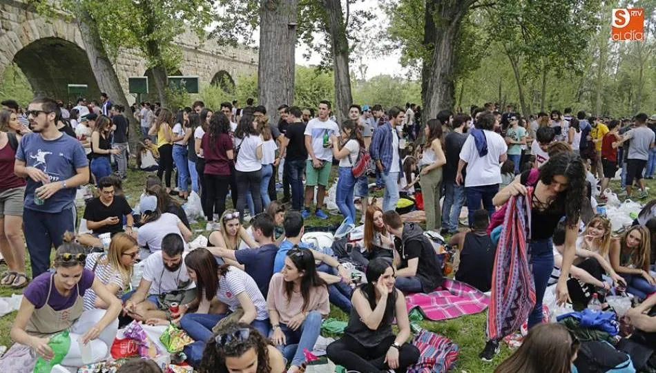 Jóvenes junto al Puernte Romano, con motivo del Lunes de Aguas