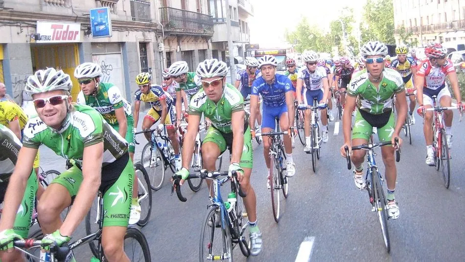 El pelotón, al tránsito por la capital, en una de las ediciones anteriores antes de que se dejara de organizar. Foto: Diegoweb