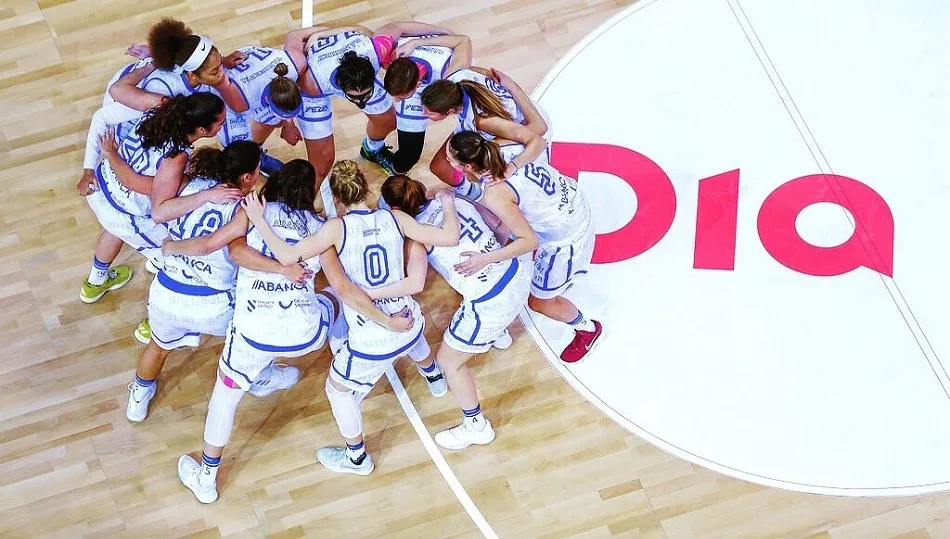 Las jugadoras del Uni Ferrol hacen piña durante un partido. Foto: Uni Ferrol TW