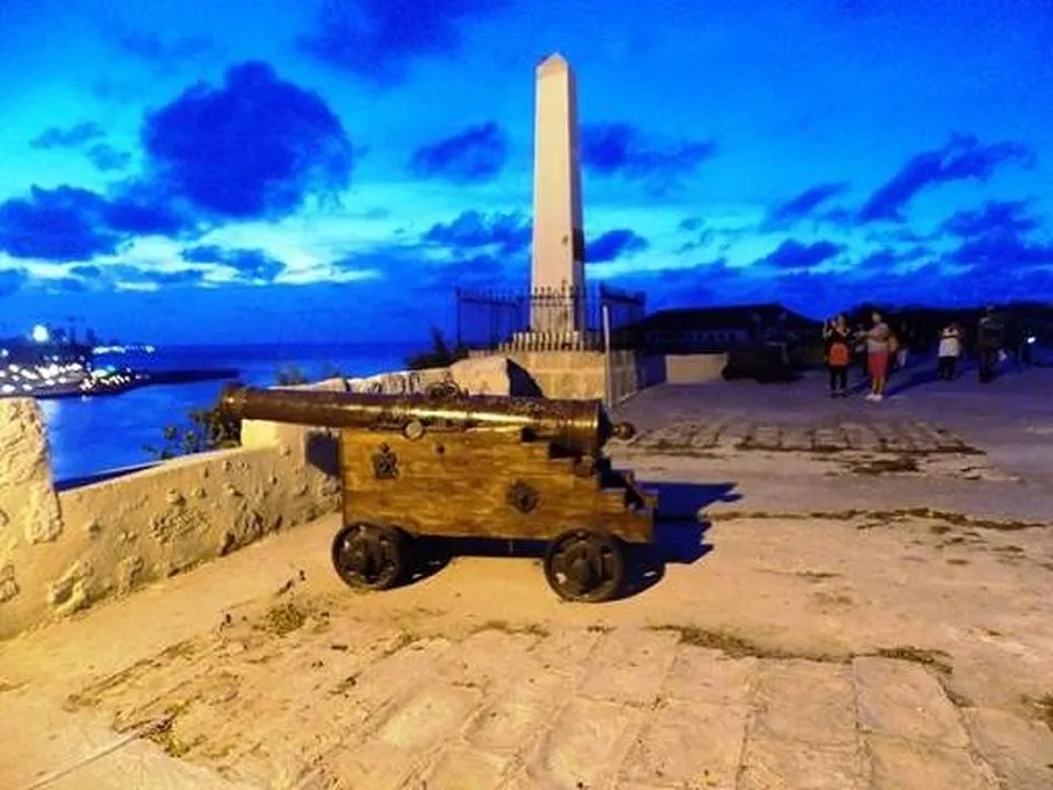 Uno de los cañones dispara una salva justo a las 9 de la noche en La Habana, Cuba