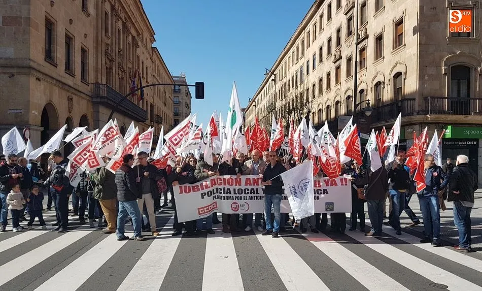 Concentración de los policías locales en la Gran Vía de Salamanca